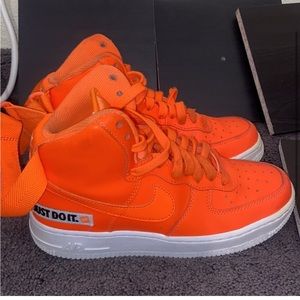 Air Force 1 High LV8 GS ‘Just Do It’. Boys size 5Y